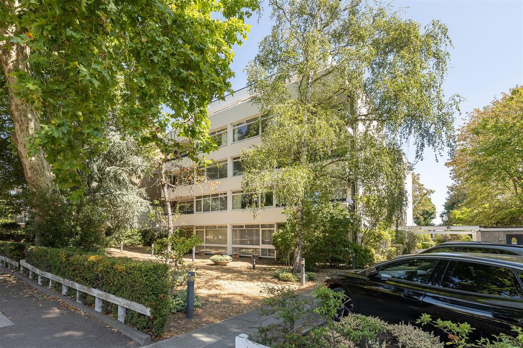 Property photo 2 of 32 Woodford Road, E18