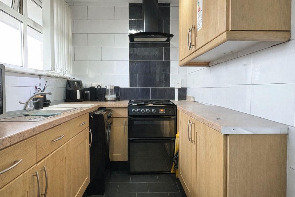 Property photo 3 of 9 Canning Town, E16, 2 Bedroom Flat For Sale By Barr