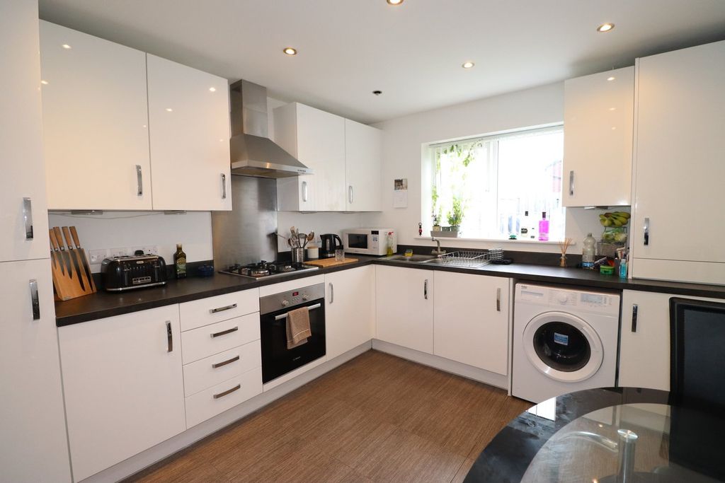 Property photo 2 of 12 Dining Kitchen