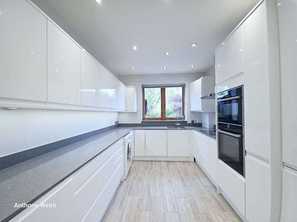 Property photo 2 of 10 Kitchen