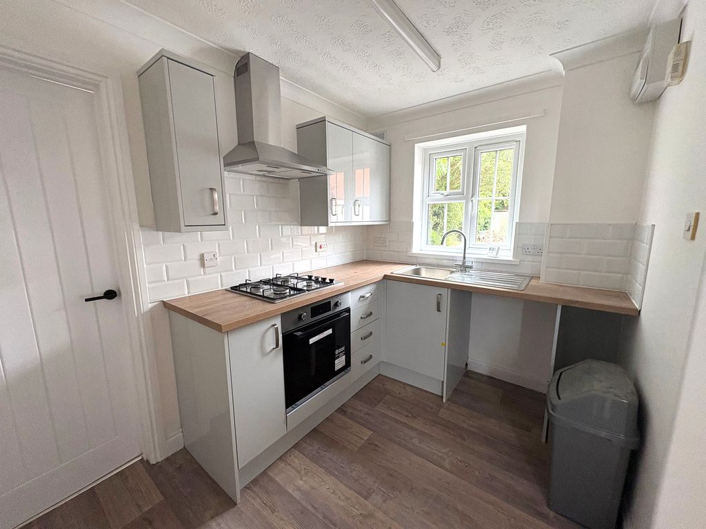 Property photo 2 of 6 Kitchen