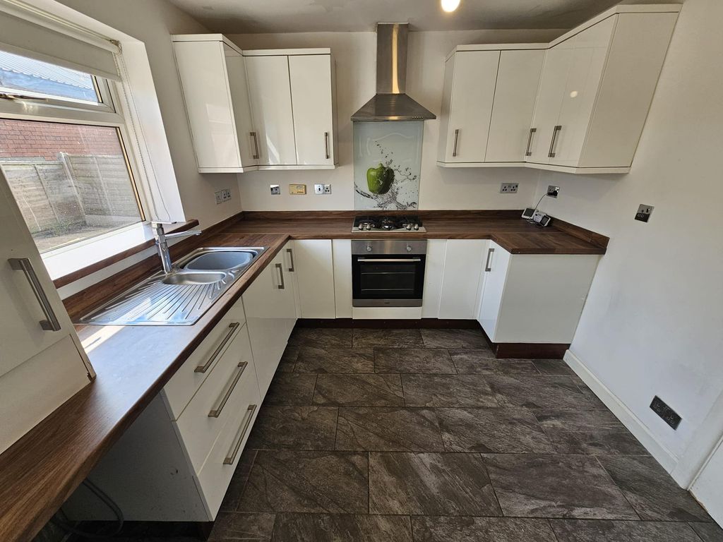 Property photo 2 of 21 Kitchen 2