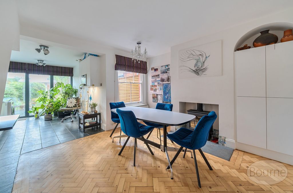 Property photo 3 of 10 ee845Ed6-De3c-41E...