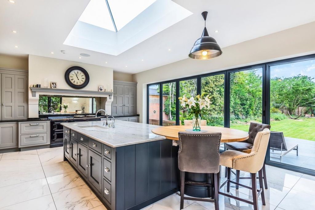 Property photo 3 of 20 Room 3