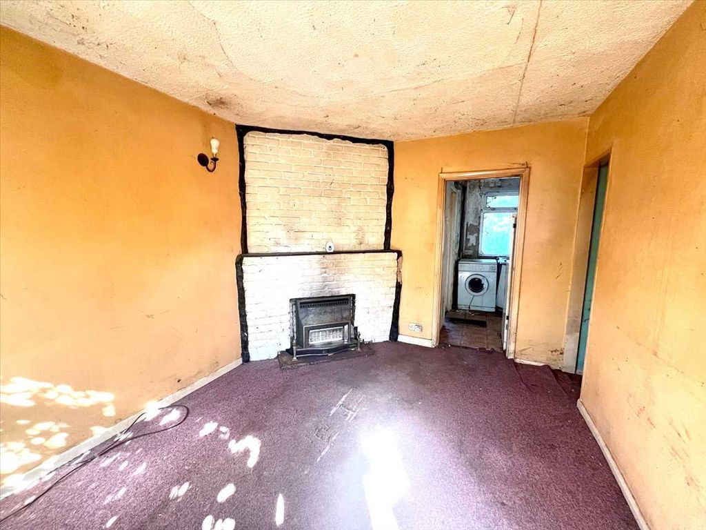 Property photo 3 of 8 Lounge