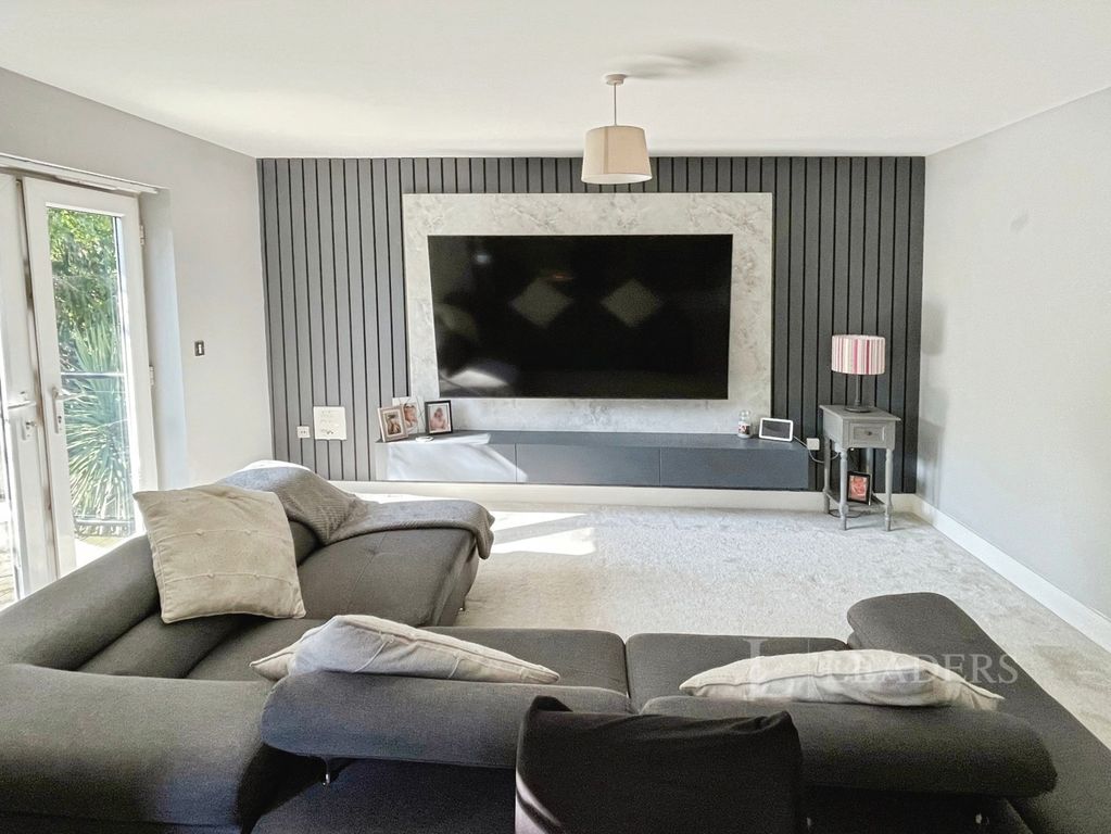 Property photo 1 of 21 Lounge