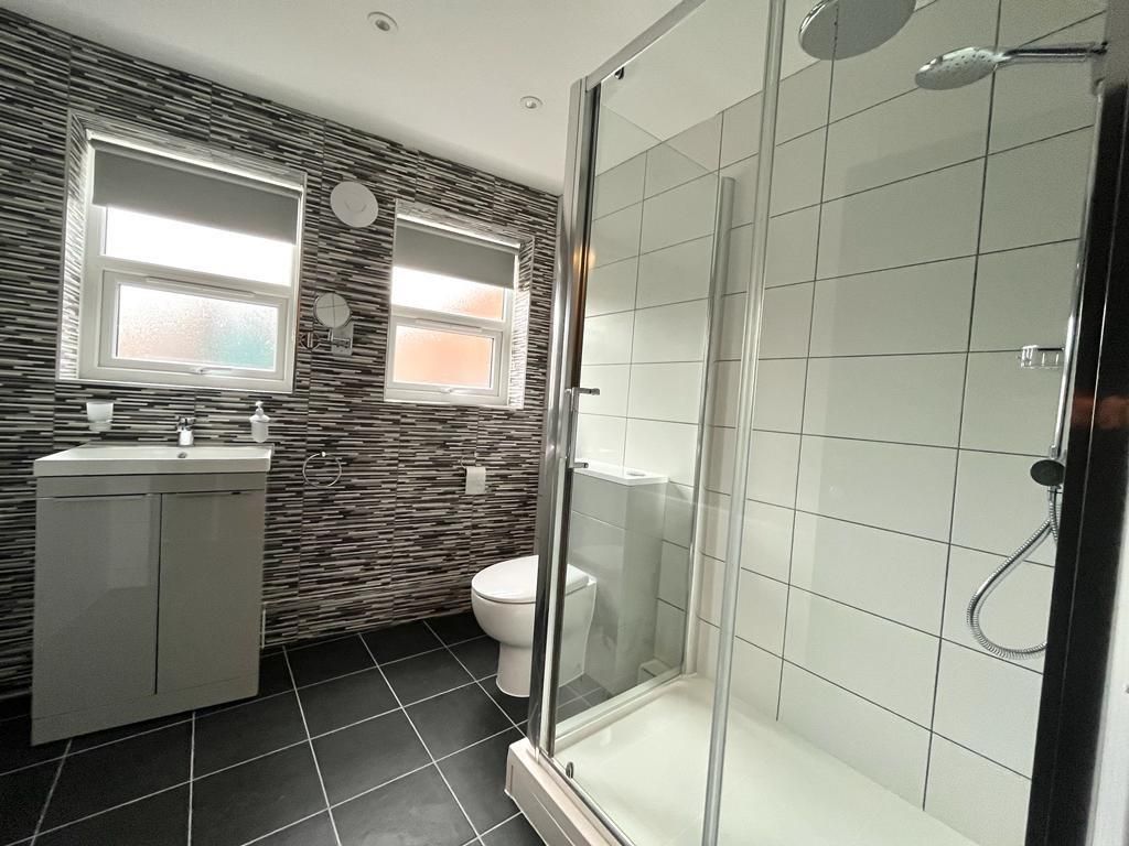 Property photo 1 of 6 7 Morden St - Bathroom 1.Jpg