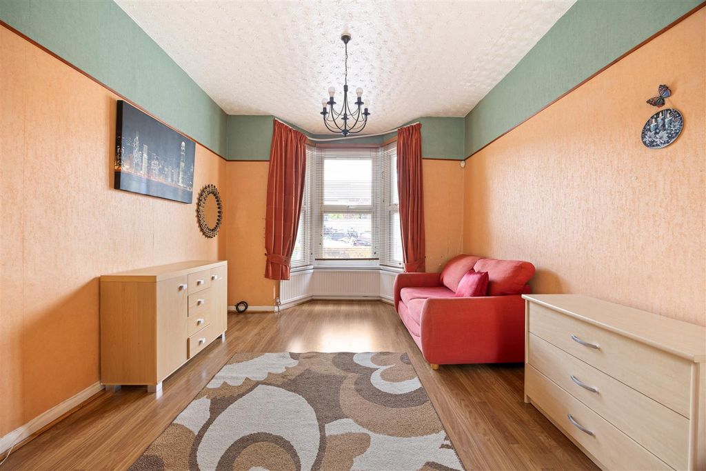 Property photo 2 of 30 Gladding Road, E12