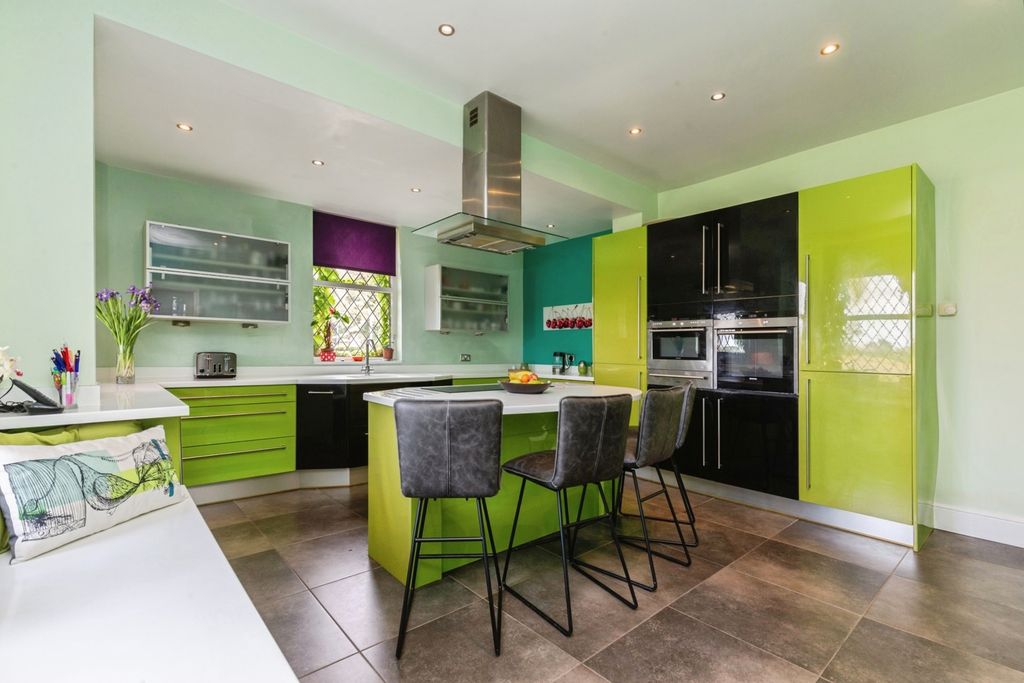 Property photo 3 of 20 Dining Kitchen