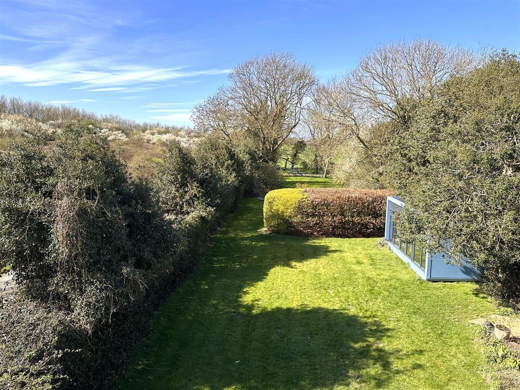 Property photo 3 of 40 Generous Garden &amp; Unspoiled Outlook 377