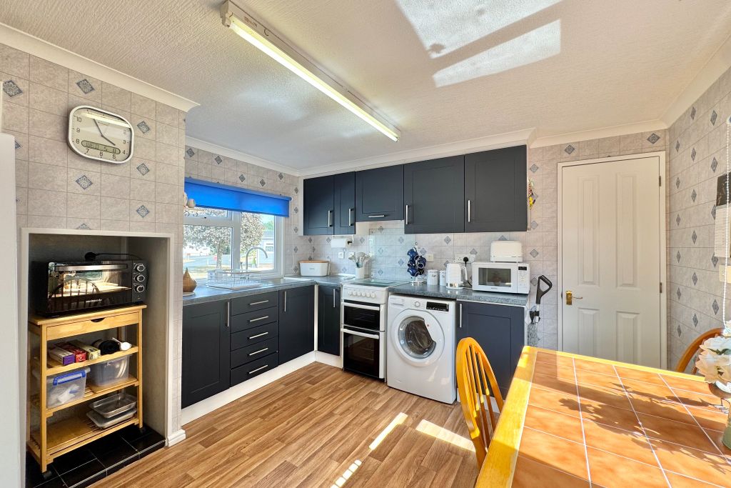 Property photo 2 of 9 Kitchen