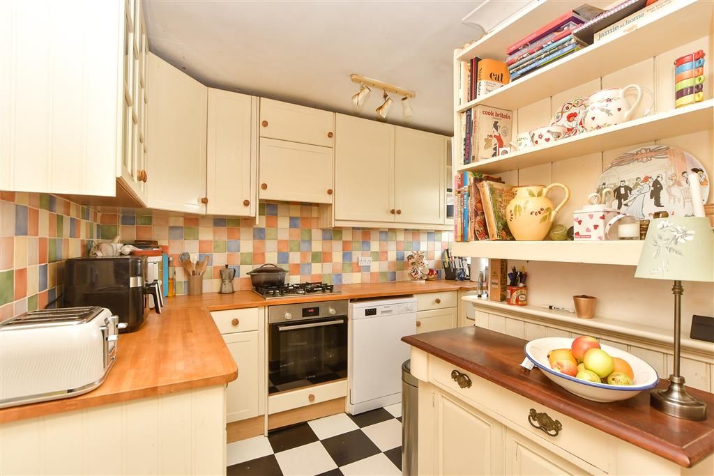 Property photo 3 of 10 Kitchen