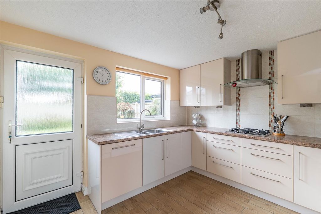 Property photo 3 of 25 Kitchen