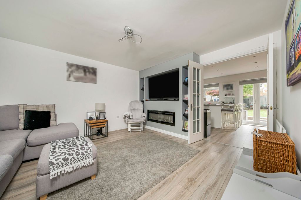 Property photo 2 of 14 Image00011