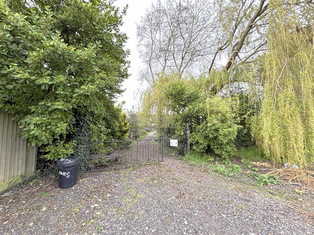 Property photo 2 of 25 Clydesbank Driveway.Jpg