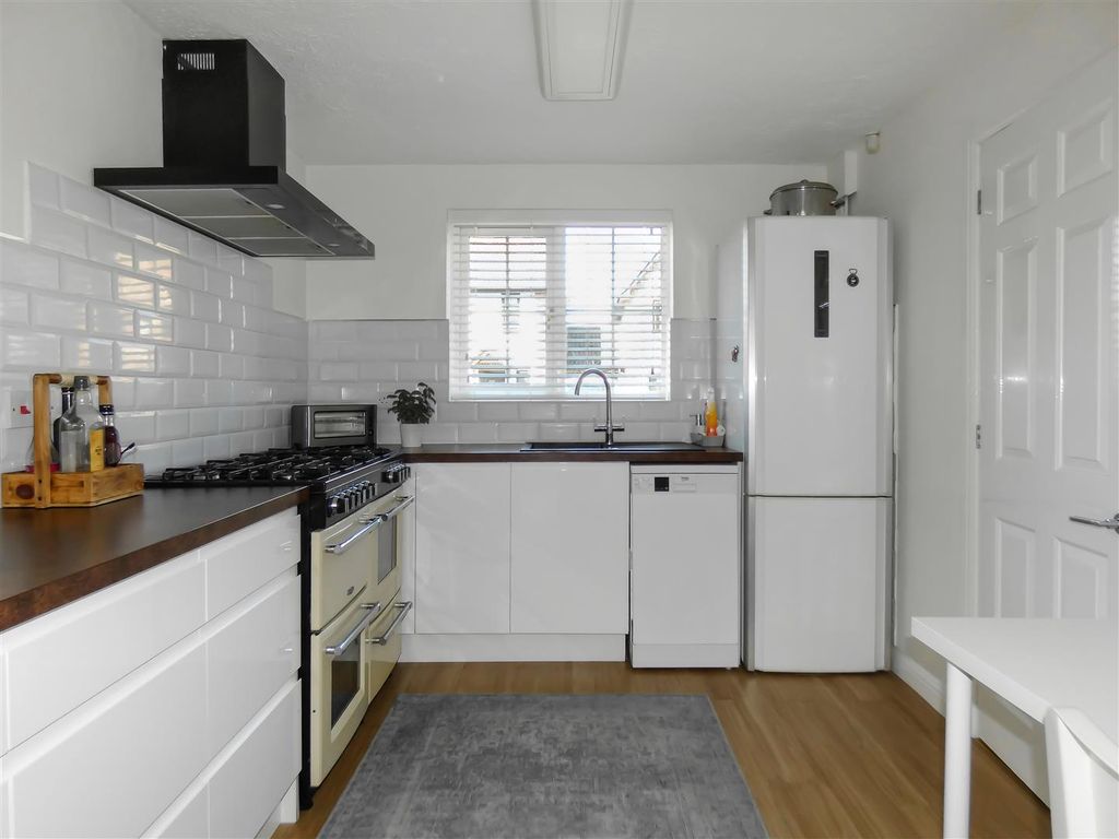 Property photo 3 of 19 Kitchen