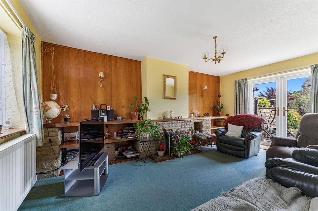 Property photo 2 of 16 10 Banbury Road-8.Jpg