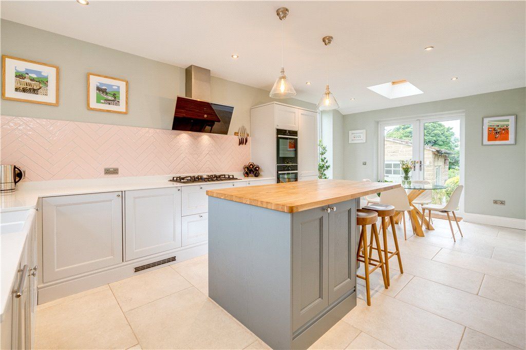 Property photo 3 of 32 Breakfast Kitchen
