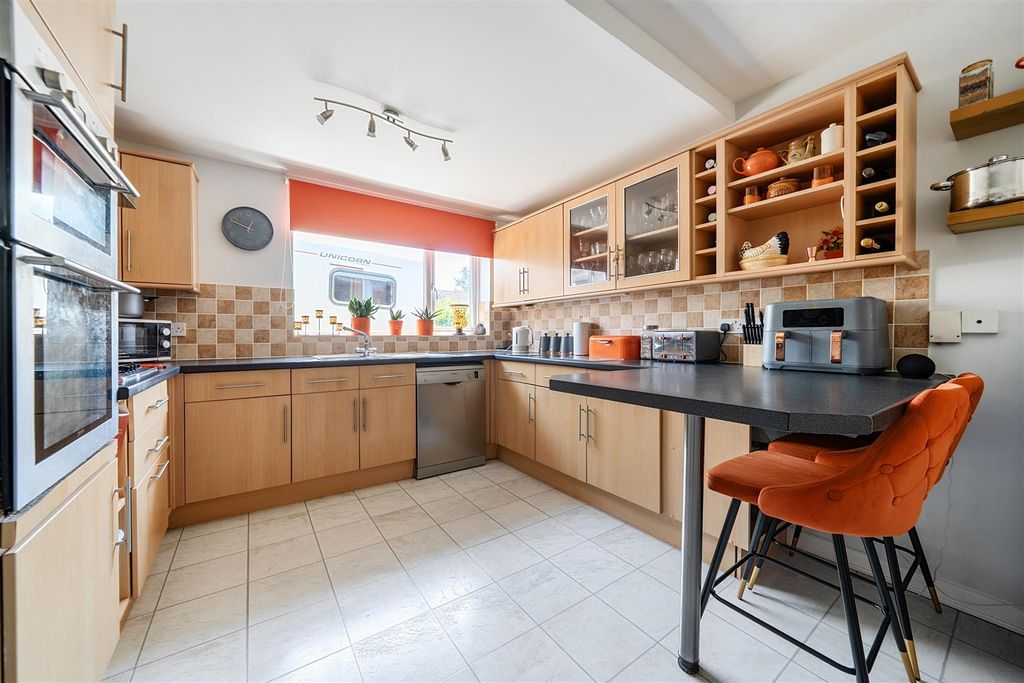 Property photo 3 of 18 Kitchen..Jpg