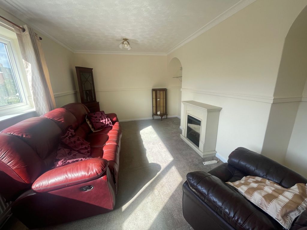 Property photo 3 of 12 9B845098-81A1-4879-8429-Eae3c9Ab4Ec9