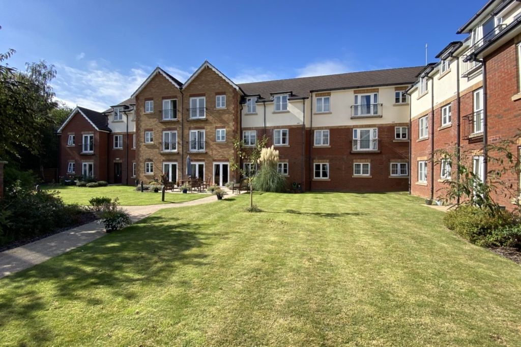 Property photo 1 of 12 Communal Gardens
