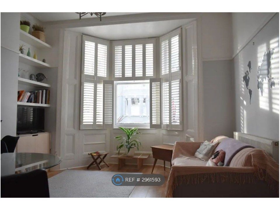 Property photo 1 of 7 Living Room