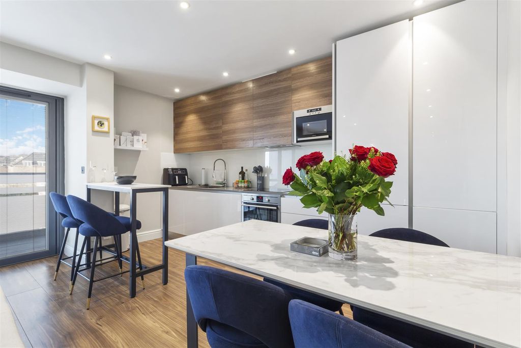 Property photo 1 of 16 Charlotte Court En4 8Qz-6.Jpg