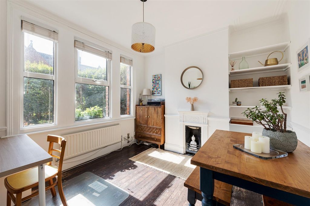 Property photo 2 of 23 Theydon Street E17