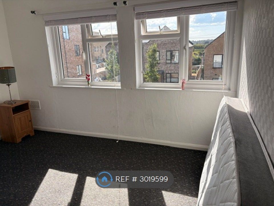 Property photo 1 of 5 Bright Double Bedroom