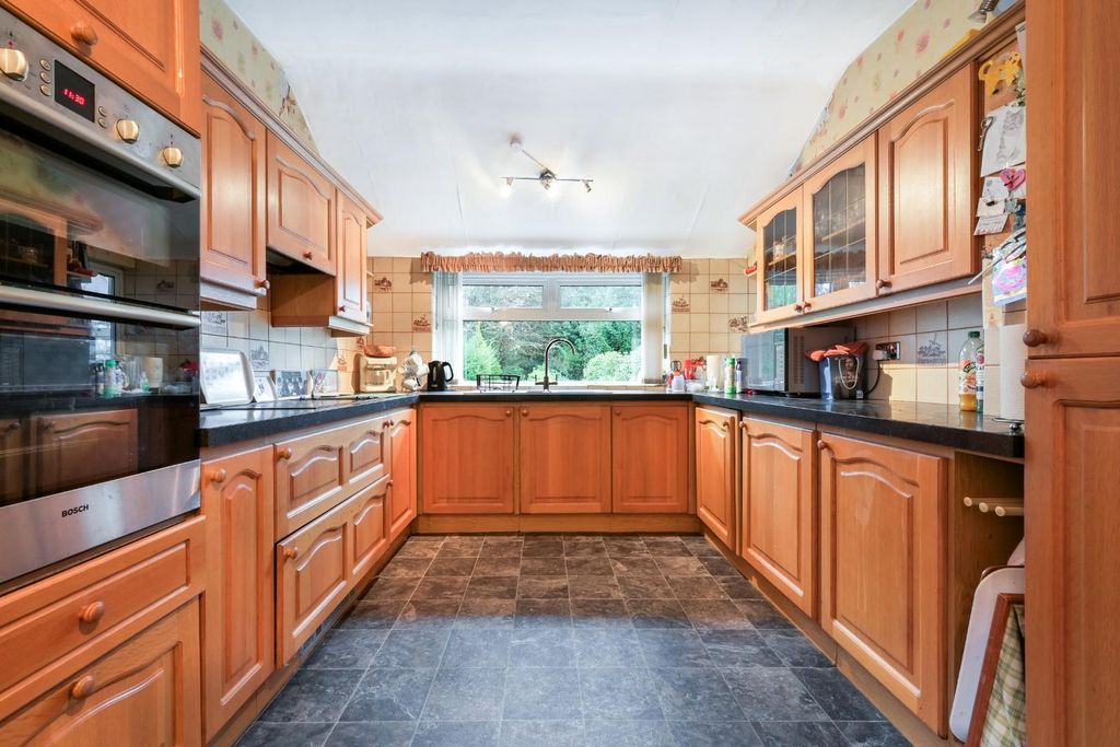 Property photo 3 of 22 De Burgh Park