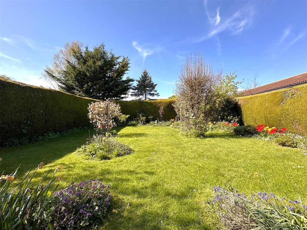Property photo 3 of 27 Private Rear Garden 842