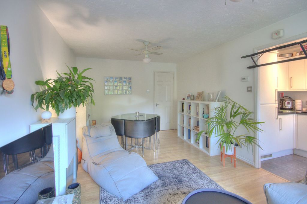 Property photo 3 of 12 Living 3