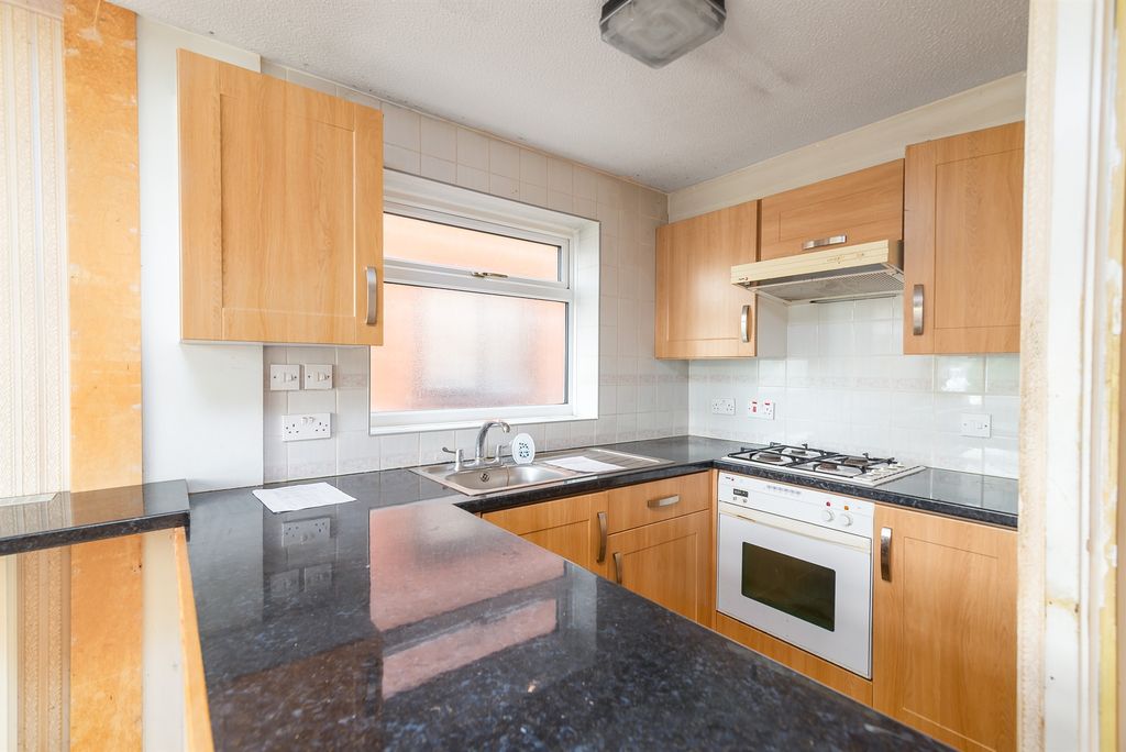 Property photo 3 of 11 Lounge / Kitchen