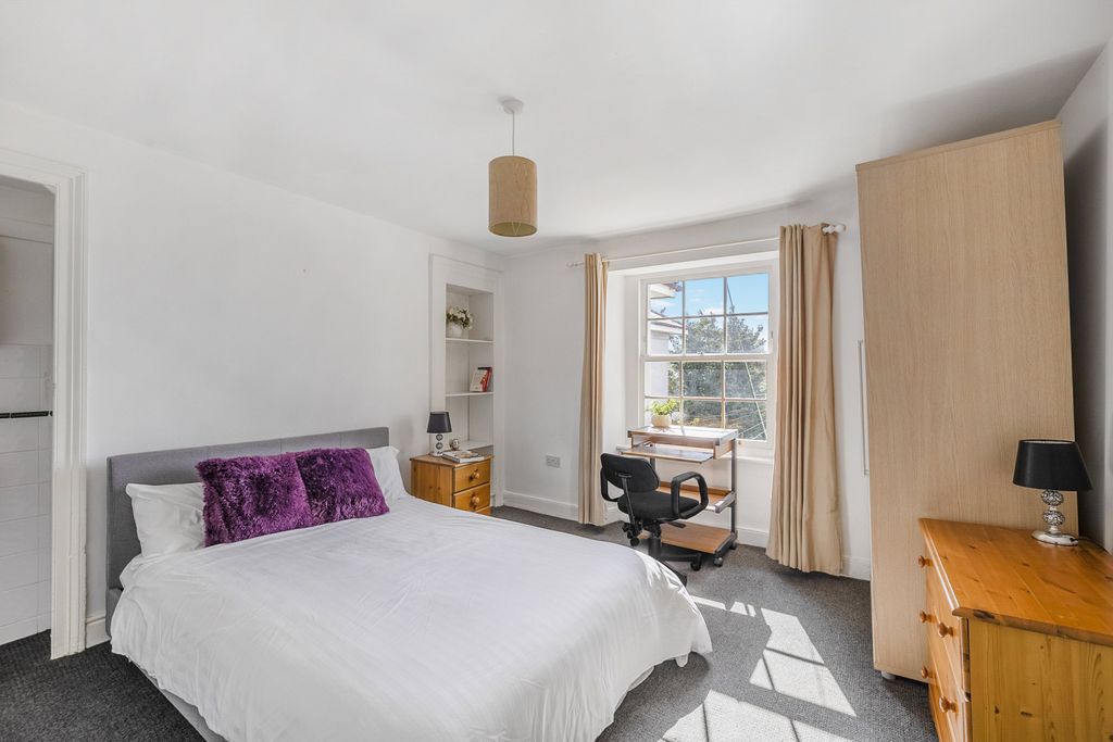 Property photo 3 of 13 0002