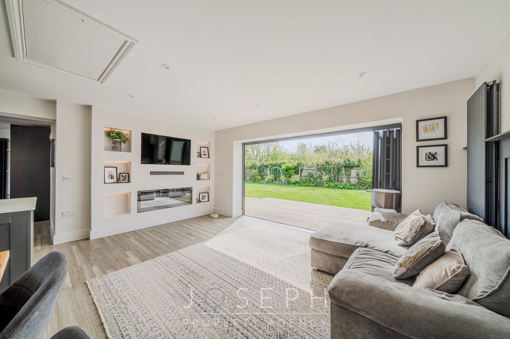 Property photo 3 of 44