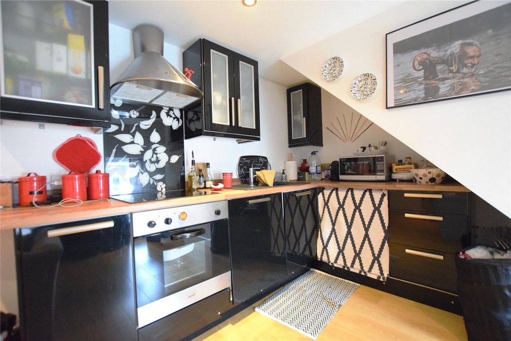 Property photo 3 of 6 Kitchen