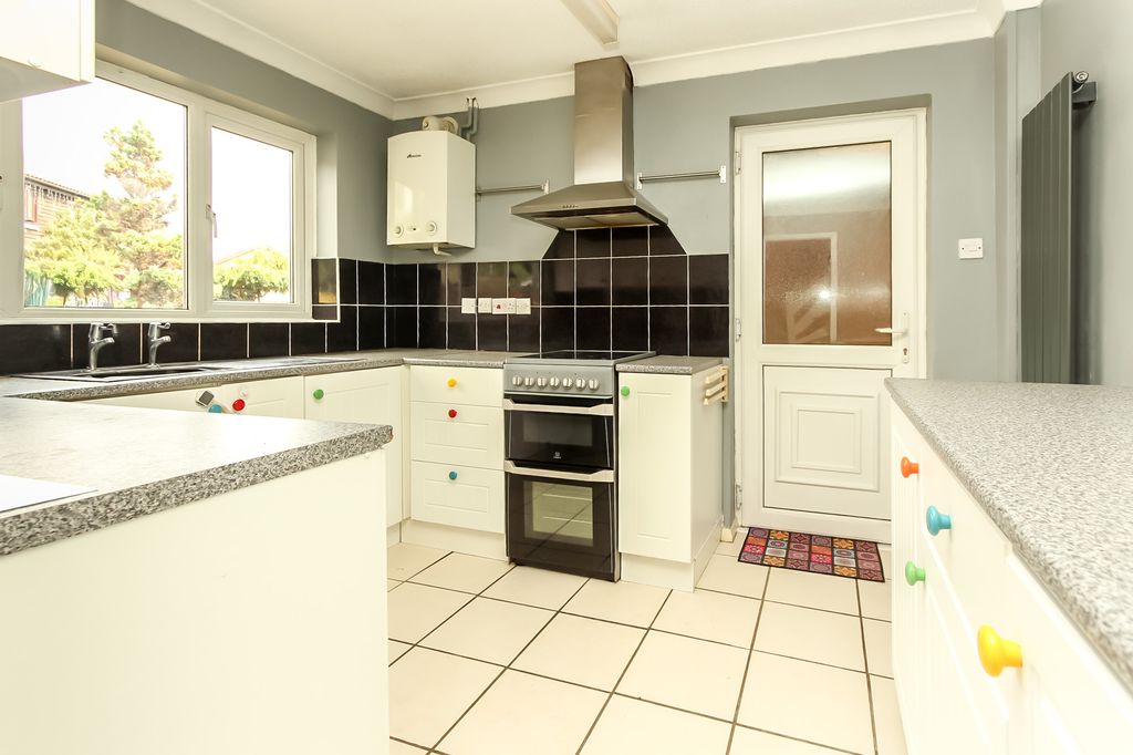 Property photo 3 of 11 Kitchen