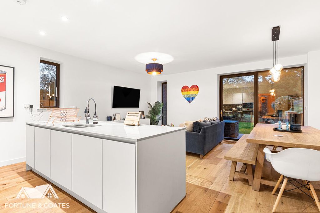 Property photo 2 of 24 Hastingwoodpark_13.Jpg