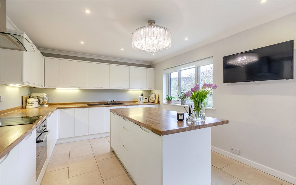 Property photo 3 of 17 Kitchen