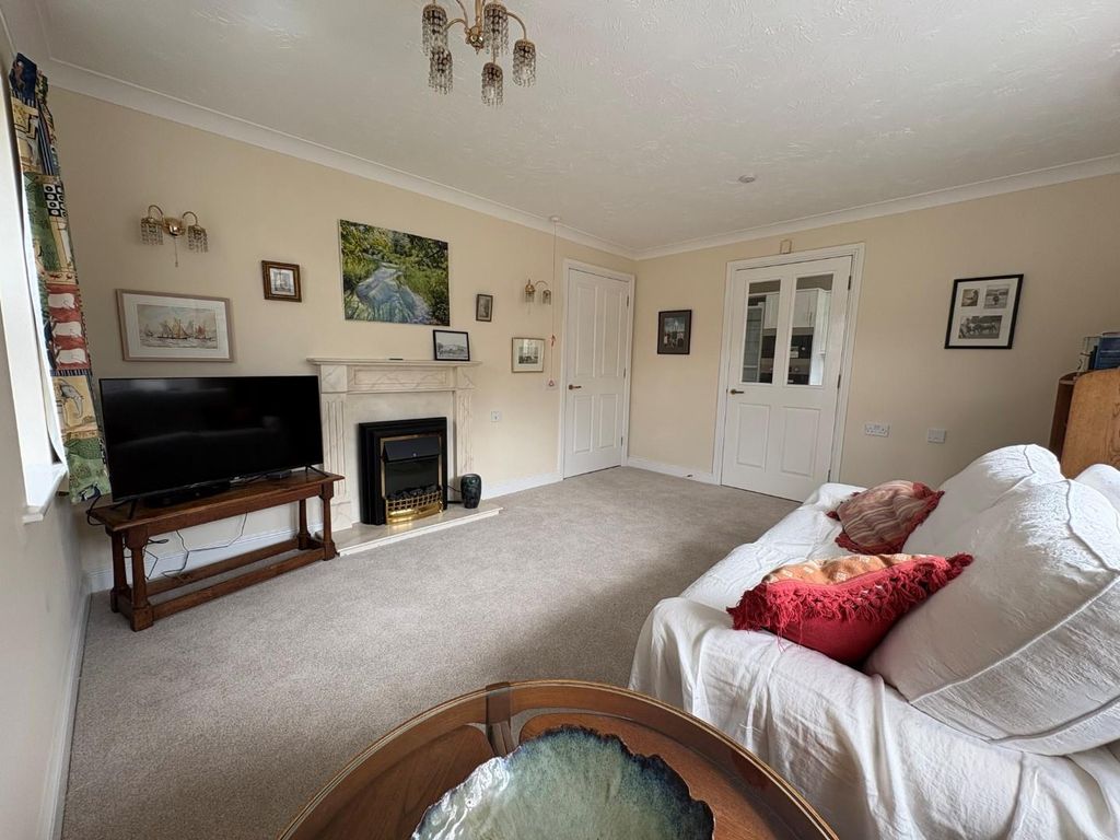 Property photo 3 of 17 Sitting Room