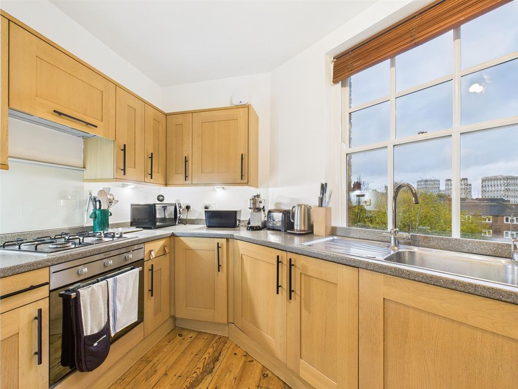 Property photo 3 of 10 Cam04237G0-Pr0229-Still005.Jpg