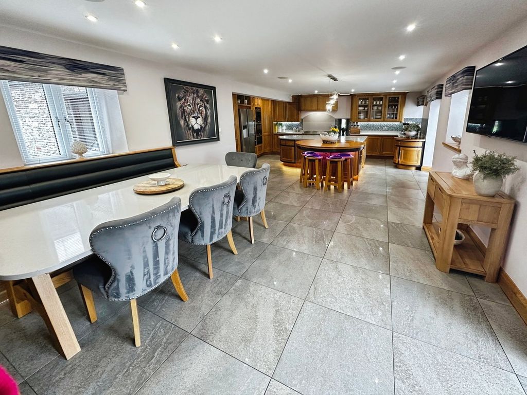 Property photo 2 of 27