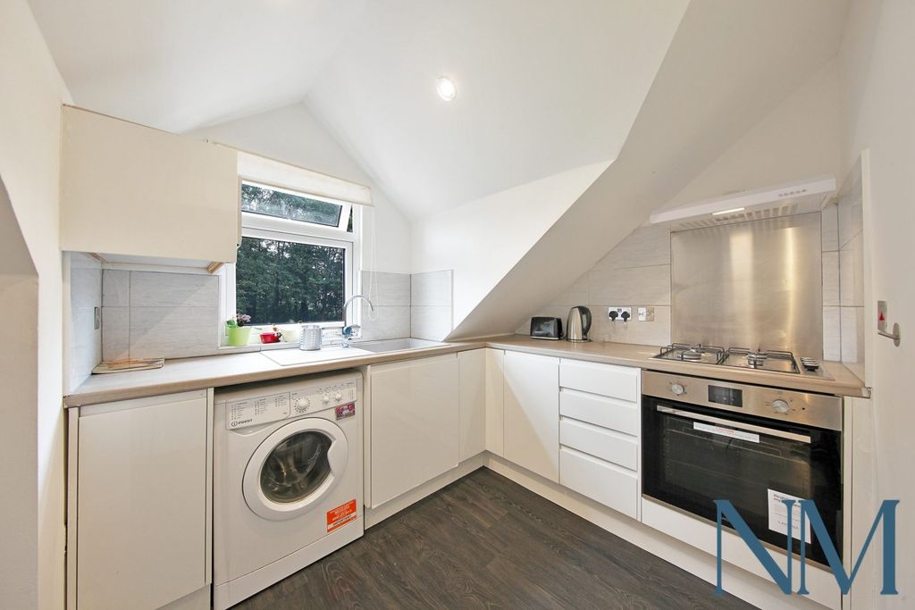 Property photo 1 of 10 Two-Bedroom Loft-Style Apartment | Coulsdon | Near Stations & Green Spaces