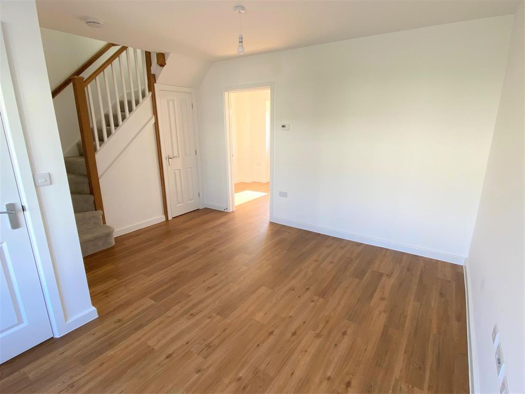 Property photo 3 of 13 32 Quintrell Road Lounge