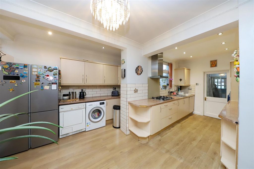 Property photo 3 of 11 Kitchen