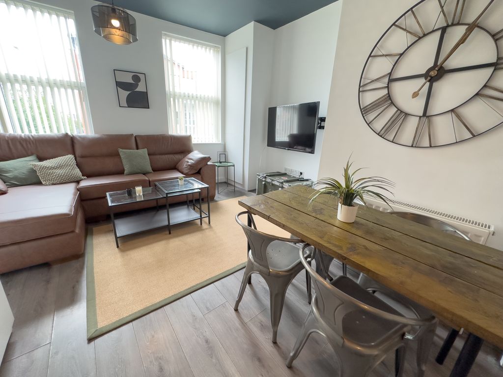 Property photo 3 of 11 195 Kensington12