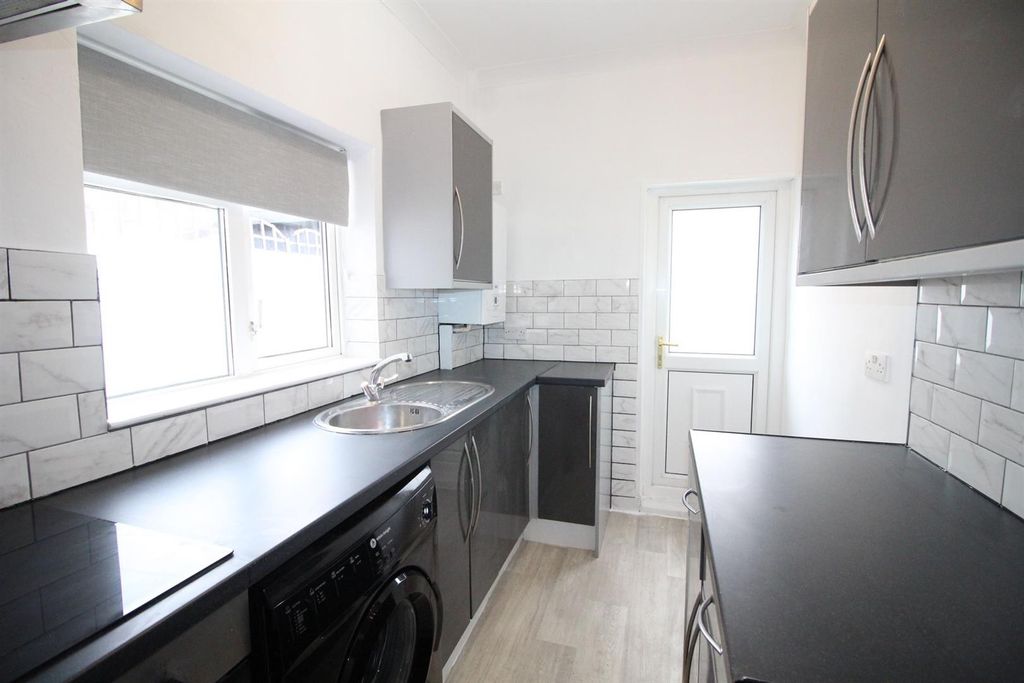 Property photo 3 of 11 Kitchen