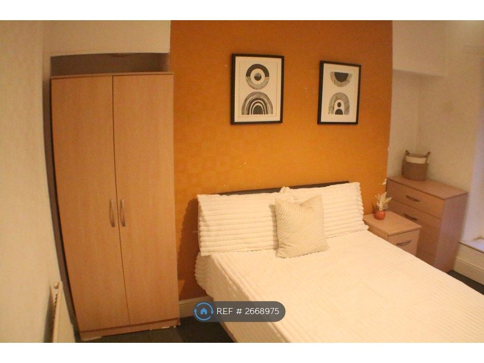 Property photo 3 of 17 Room 4