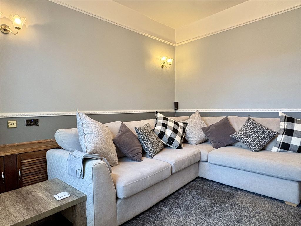 Property photo 3 of 14 Lounge