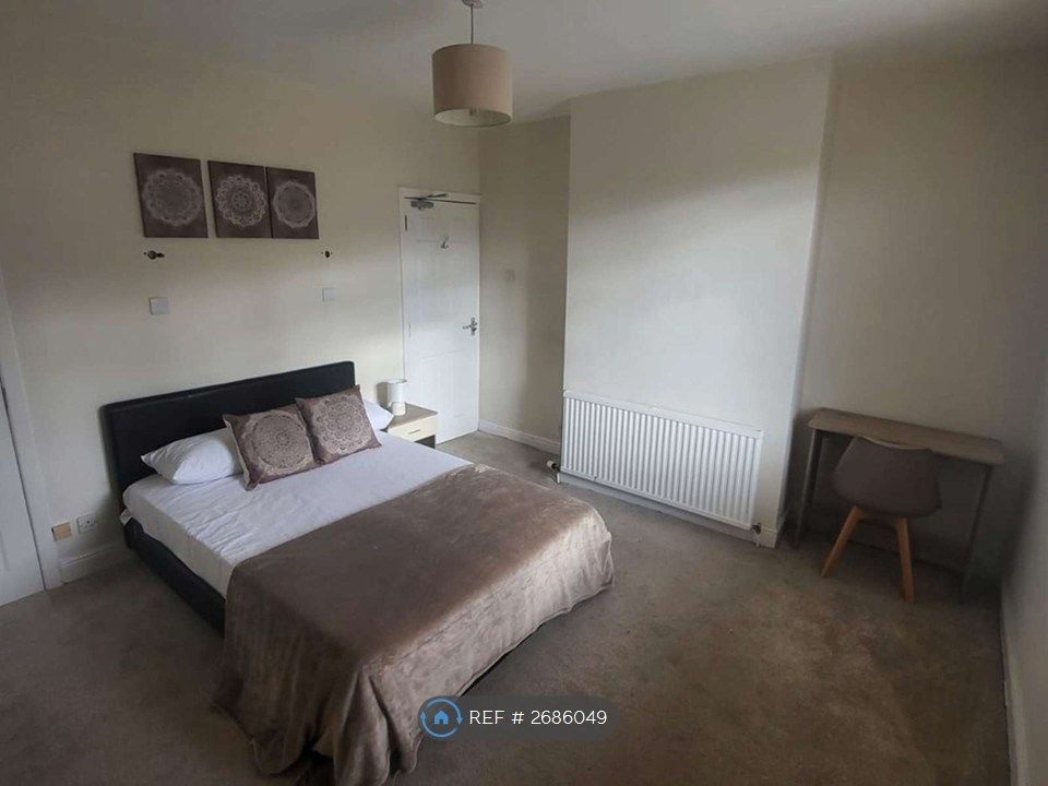 Property photo 2 of 13 Room 2 - Available